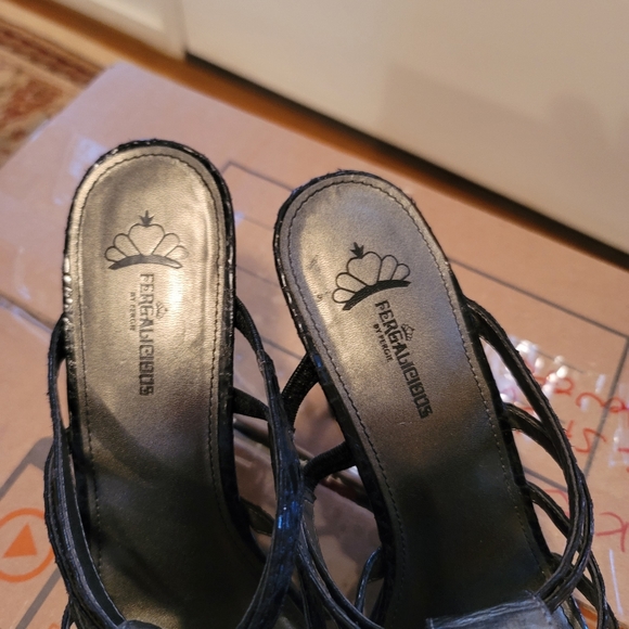 $7⭐️ Fergie Black Gladiator Sandals - Picture 7 of 8